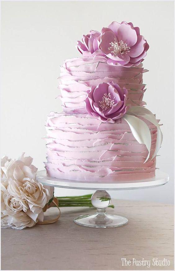 รูปภาพ:http://www.himisspuff.com/wp-content/uploads/2016/02/pretty-lavender-ruffles-wedding-cake.jpg