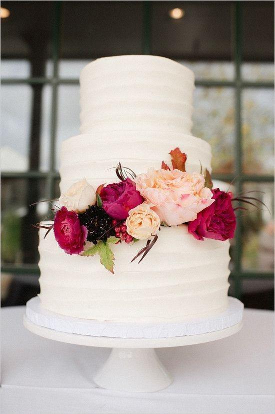 รูปภาพ:http://www.himisspuff.com/wp-content/uploads/2016/02/white-wedding-cake-with-red-flowers.jpg