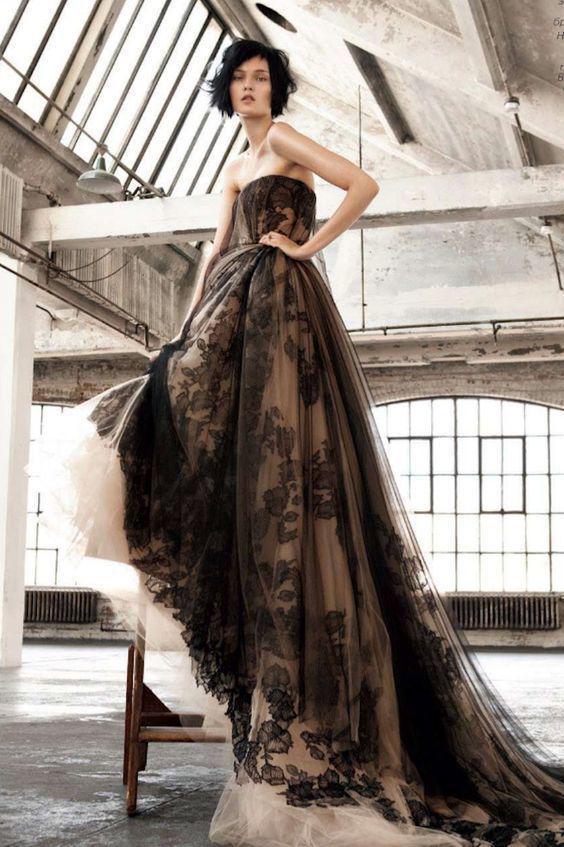 รูปภาพ:http://www.himisspuff.com/wp-content/uploads/2016/03/Vera-Wang-LUXE-Jaqueline-dress-for-Vogue-Bridal.jpg