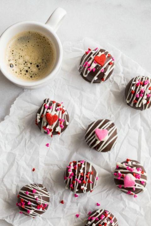 รูปภาพ:http://ghk.h-cdn.co/assets/16/03/480x720/gallery-1453683189-valentine-oreo-cookie-ballsmybakingaddiction.jpg