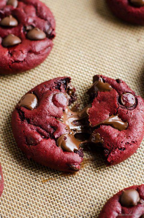 รูปภาพ:http://ghk.h-cdn.co/assets/16/06/480x724/gallery-1455046170-red-velvet-nutella-stuffed-cookies-cookie-named-desire.jpg