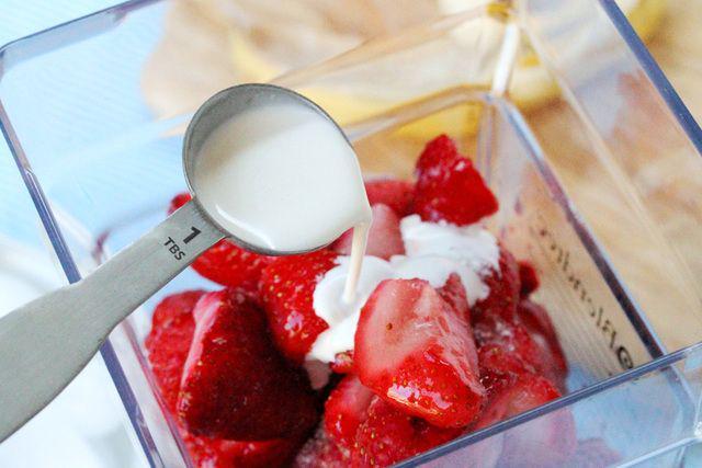รูปภาพ:http://couponclippingcook.com/wp-content/uploads/2012/07/8-add-cream-to-berries.jpg