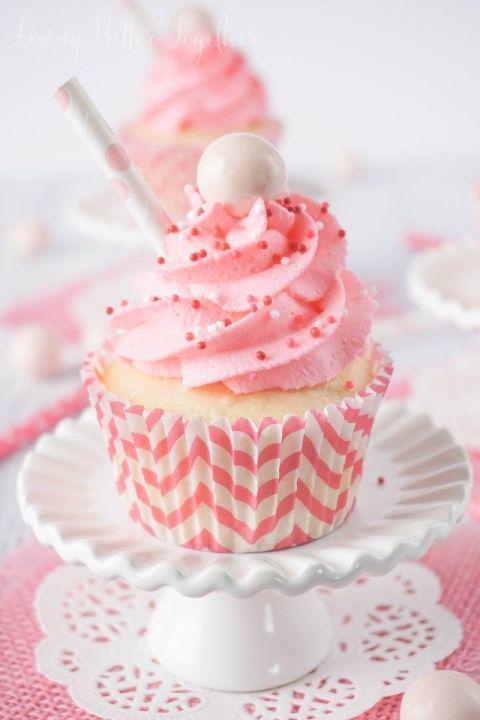 รูปภาพ:http://ghk.h-cdn.co/assets/16/06/480x720/gallery-1455116890-strawberry-milkshake-cupcakes-2sugarandsoul.jpg