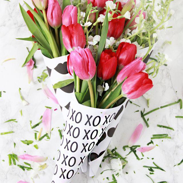 ภาพประกอบบทความ DIY 'ช่อดอกไม้ไซส์มินิ' ส่งมอบความรักหวานๆ ในวันวาเลนไทน์
