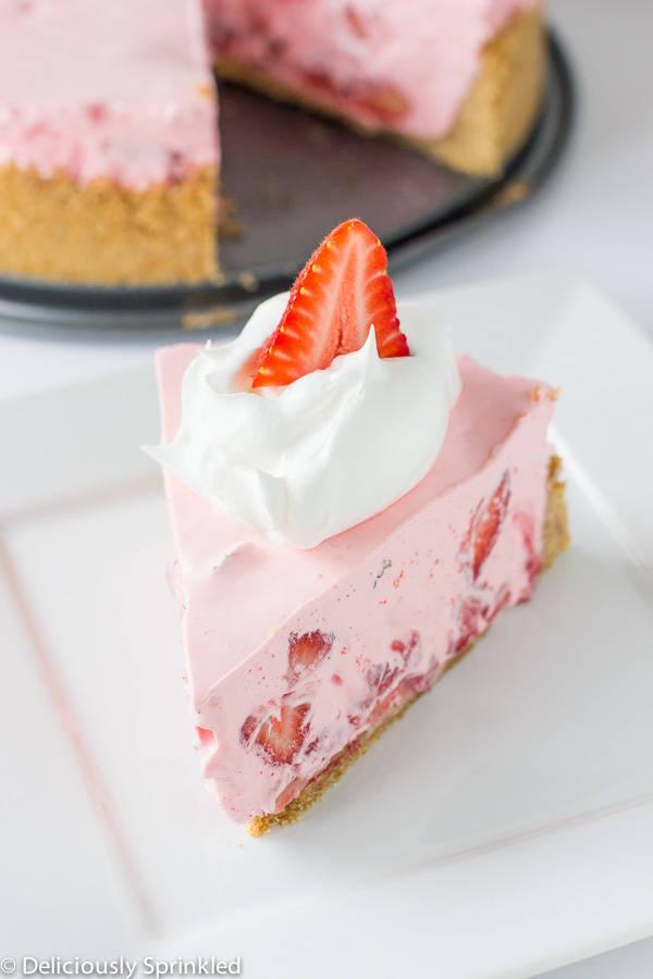 รูปภาพ:http://deliciouslysprinkled.com/wp-content/uploads/2015/05/No-Bake-Strawberry-Cream-Pie-18.jpg