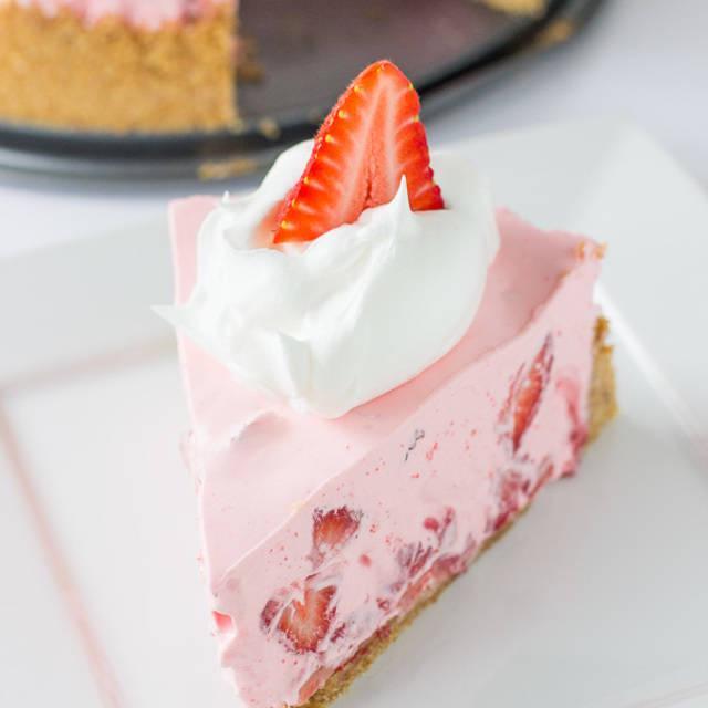 ตัวอย่าง ภาพหน้าปก:น่ารักมุ้งมิ้ง Strawberry Cream Pie ทำง่าย ไม่ต้องใช้เตาอบ