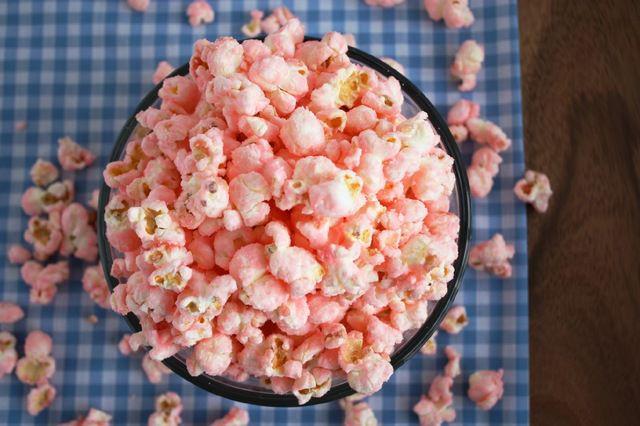 รูปภาพ:http://www.cookingclassy.com/wp-content/uploads/2012/11/pink+popcorn+22.jpg