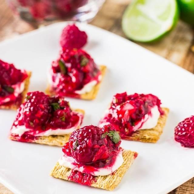 ภาพประกอบบทความ เมนูง่ายๆ ผสมผลไม้ Raspberry Salsa Bites หวานอมเปรี้ยวเคี้ยวอร่อย