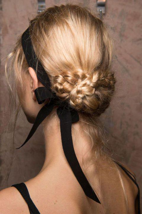 รูปภาพ:http://hbz.h-cdn.co/assets/16/50/480x720/hbz-the-list-black-ribbon-erdem-hair-imaxtree.jpg