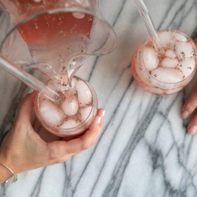 ภาพประกอบบทความ Raspberry Chia Fresca เครื่องดื่มรสหวานอมเปรี้ยวสุดฟิน ดื่มเพลินแถมสดชื่นจับใจ