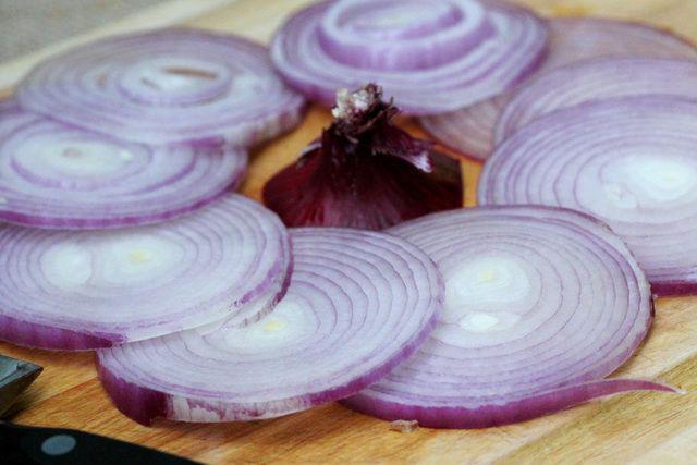 รูปภาพ:http://www.couponclippingcook.com/wp-content/uploads/2011/10/4-sliced-onions.jpg