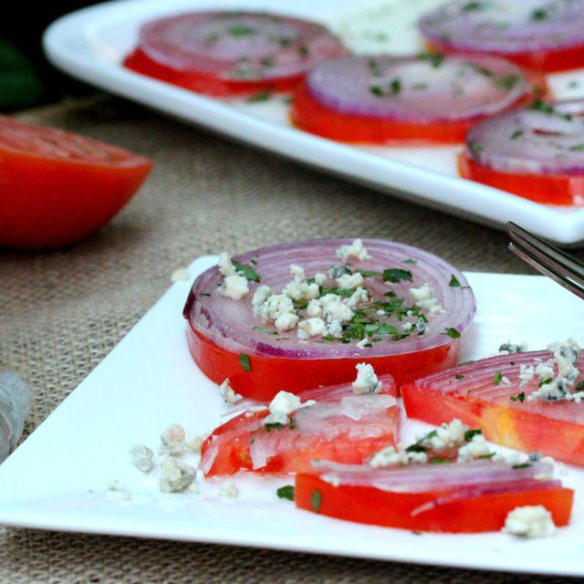 ภาพประกอบบทความ 'Fresh Tomato and Onion Salad' เมนูสลัดจานเด็ด ทำง่ายๆ ใช้เวลาแค่แป๊บเดียวเท่านั้น
