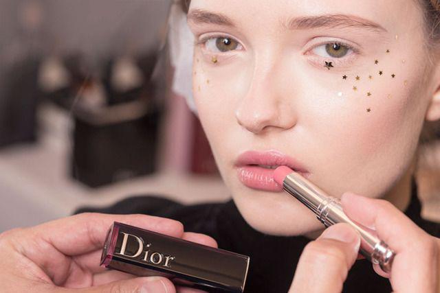 รูปภาพ:http://pixel.nymag.com/imgs/fashion/daily/2017/01/23/23-dior-beauty-2.nocrop.w710.h2147483647.jpg