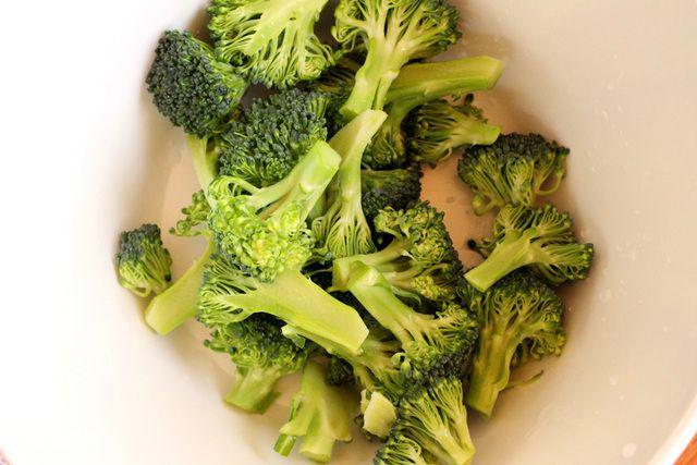 รูปภาพ:http://couponclippingcook.com/wp-content/uploads/2012/04/3-add-broccoli-to-bowl.jpg