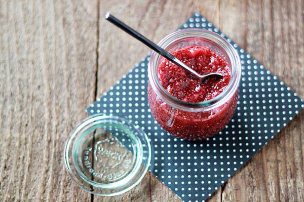 รูปภาพ:http://ohmyveggies.com/wp-content/uploads/2014/05/how-to-make-chia-seed-jam-4.jpg