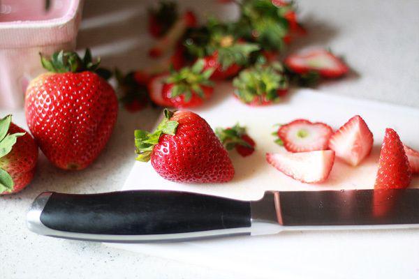 รูปภาพ:http://ohmyveggies.com/wp-content/uploads/2014/05/how-to-make-chia-seed-jam-chop-berries.jpg