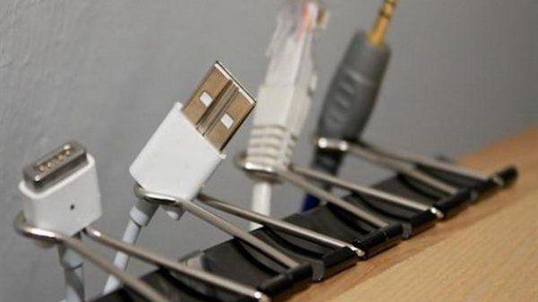 รูปภาพ:http://hative.com/wp-content/uploads/2014/11/office-organizing-ideas/3-keep-cords-with-binder-clips.jpg