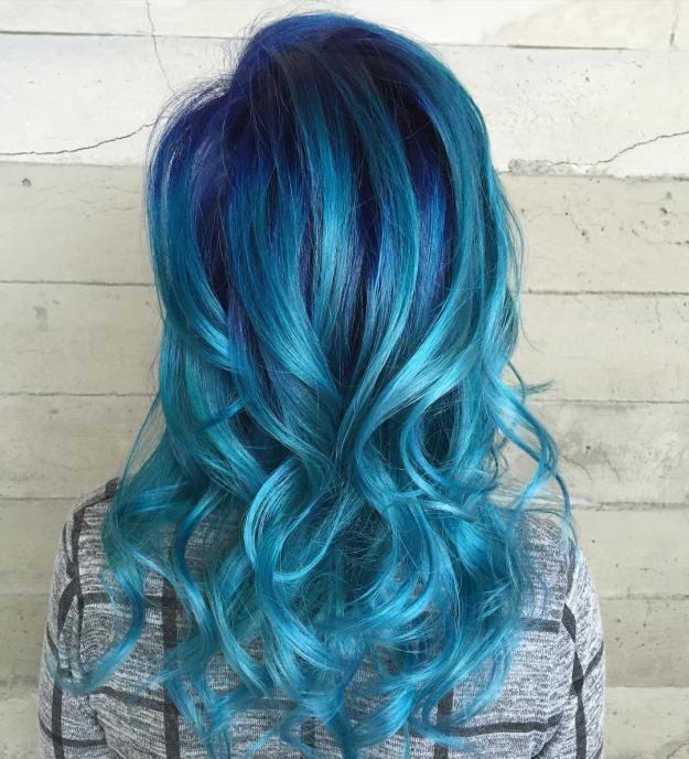 รูปภาพ:http://i2.wp.com/therighthairstyles.com/wp-content/uploads/2017/02/18-blue-hair-with-purple-roots.jpg?zoom=1.25&resize=500%2C551