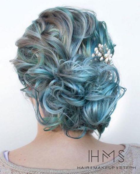 รูปภาพ:http://i0.wp.com/therighthairstyles.com/wp-content/uploads/2017/02/12-curly-pastel-blue-and-gray-updo.jpg?zoom=1.25&resize=500%2C623