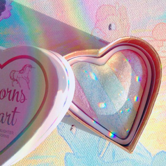 ภาพประกอบบทความ เห็นแล้วกรี๊ด! ไฮไลท์สีรุ้ง 'Unicorn Heart' รูปหัวใจ สีก็ Blink ตลับ Cute!