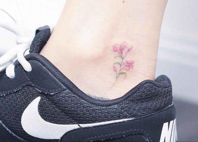 รูปภาพ:http://dfi5wu8thl82p.cloudfront.net/wp-content/uploads/2017/02/Flower-Tattoo-on-Ankle-by-Mini-Lau-e1464109848555-728x521.jpg