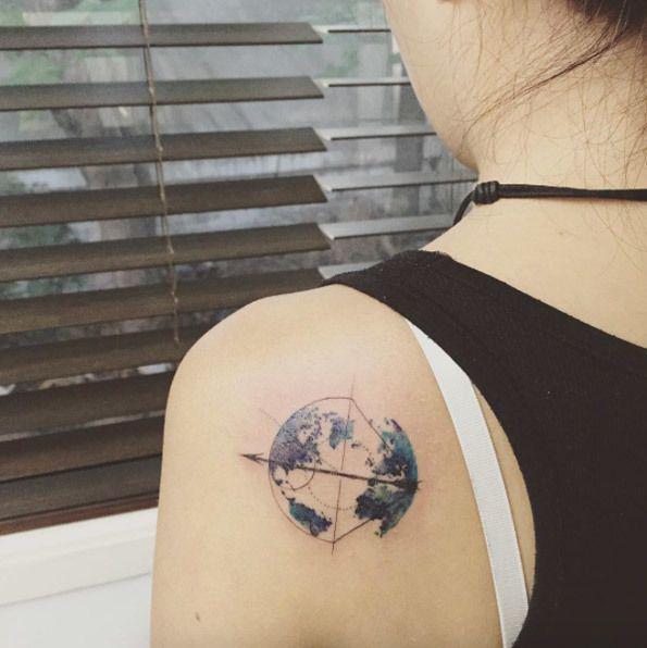 รูปภาพ:http://tattooblend.com/wp-content/uploads/2016/08/earth-arrow-back-shoulder-tattoo.jpg