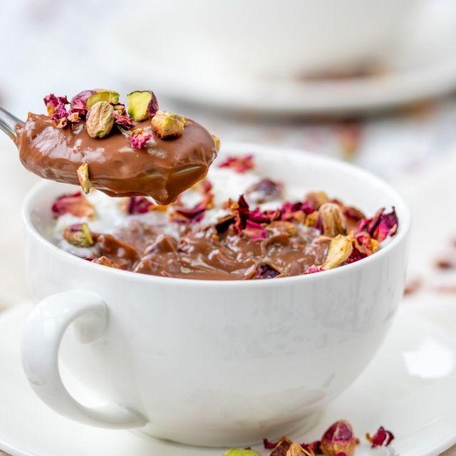 ภาพประกอบบทความ 'Rose and Pistachio Italian Hot Chocolate'  ช็อกโกแลตร้อนใส่กุหลาบและถั่วพิสตาชิโอ สุดฟิน