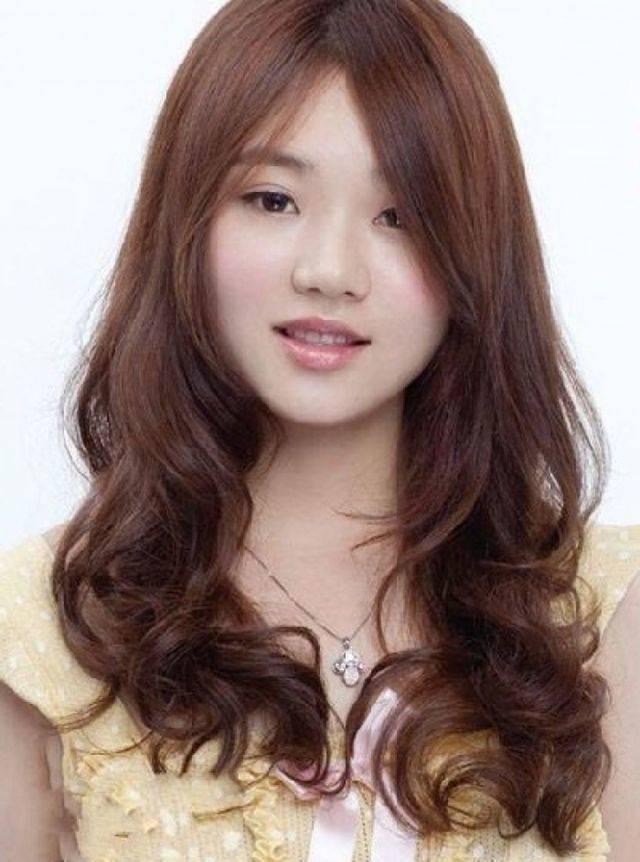 รูปภาพ:http://womenmediumhaircuts.com/wp-content/uploads/2015/05/asian-hairstyles-for-round-faces-5566cc908cf60.jpg