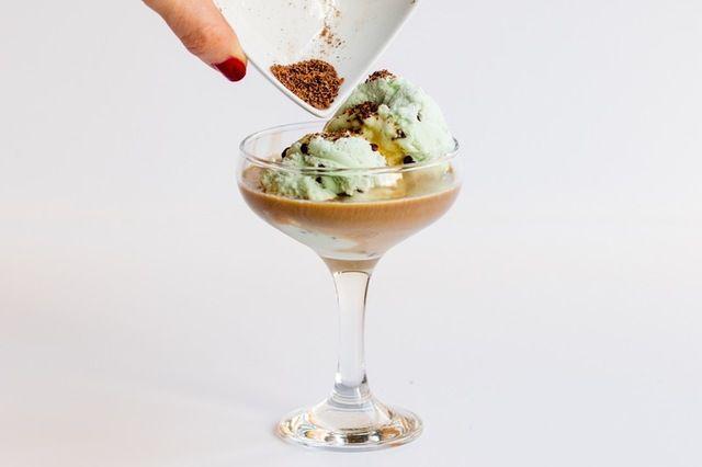 รูปภาพ:https://images.britcdn.com/wp-content/uploads/2017/02/Irish-Cream-Affogato-with-Mint-Choc-Chip-Ice-Cream-Instructions-4.jpg?fit=max&w=800