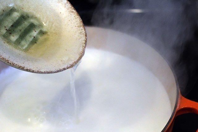 รูปภาพ:https://i0.wp.com/funnyloveblog.com/wp-content/uploads/2013/03/Add-acid-to-boiling-milk.jpg?w=640