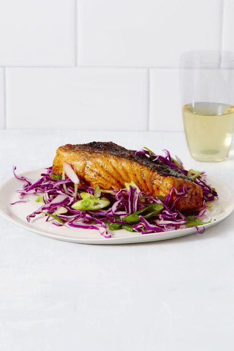 รูปภาพ:http://ghk.h-cdn.co/assets/16/37/480x720/gallery-1473708584-ghk090116yk-spiced-salmon-with-tangy-slaw.jpg