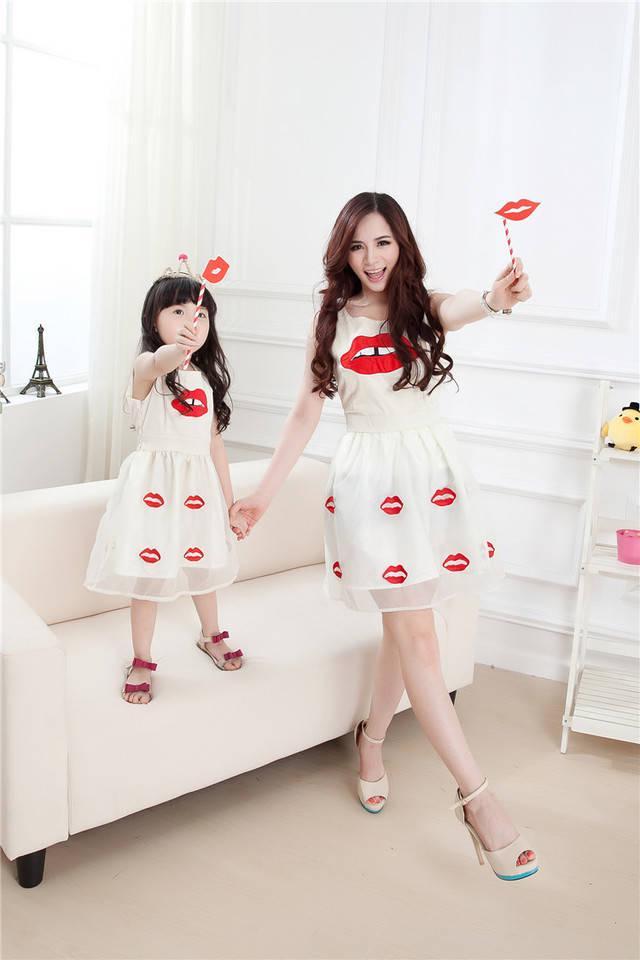 รูปภาพ:http://i01.i.aliimg.com/wsphoto/v1/32283330163_2/Matching-mother-mom-daughter-girl-dresses-clothes-clothing-outfit-parent-child-white-lace-dress-summer-red.jpg