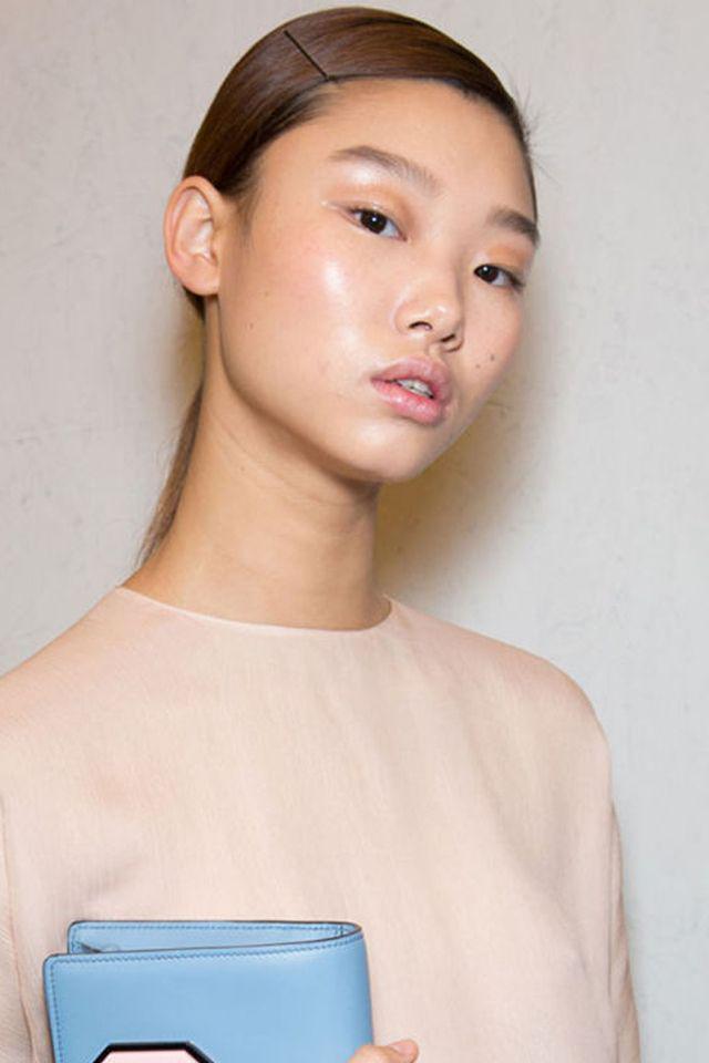 รูปภาพ:http://cdn.harpersbazaar.com.sg/2016/10/The-Best-Makeup-Trends-For-Spring-2017-23.jpg