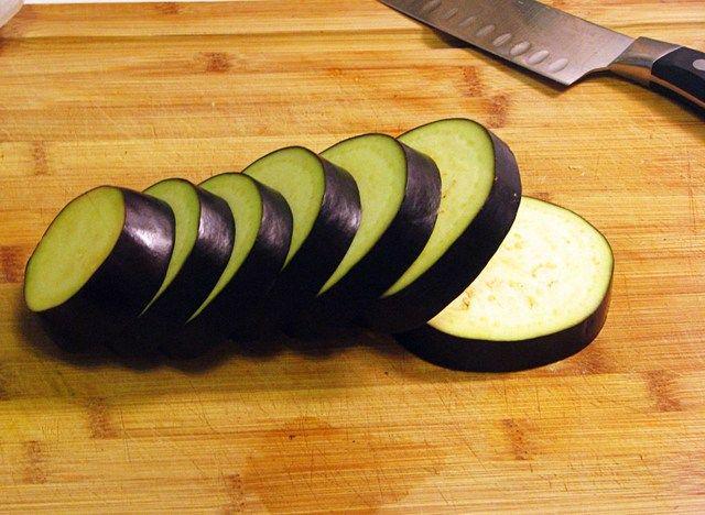 รูปภาพ:https://i1.wp.com/funnyloveblog.com/wp-content/uploads/2011/12/slice-eggplant.jpg?resize=1024%2C749