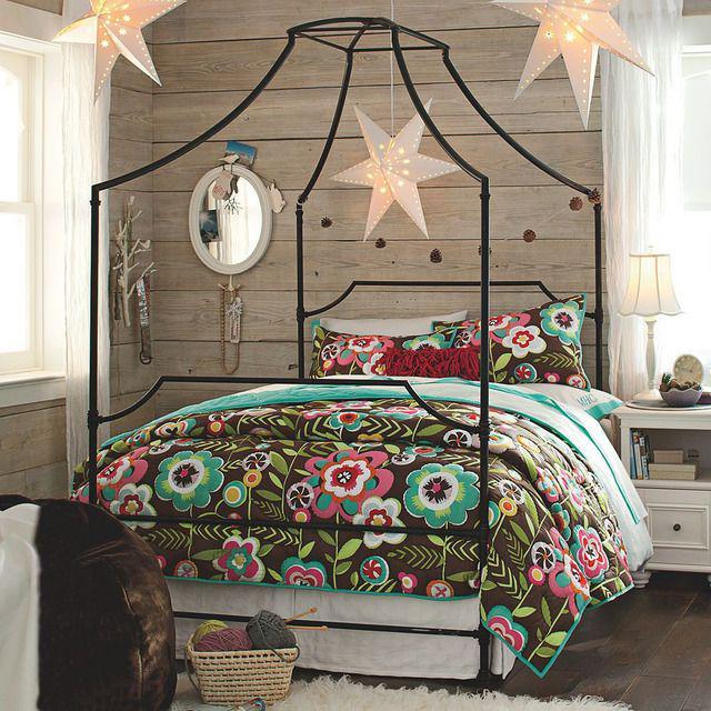 รูปภาพ:http://cdn.decoist.com/wp-content/uploads/2017/02/Colorful-four-poster-bed-in-a-bedroom-full-of-textures-.jpeg