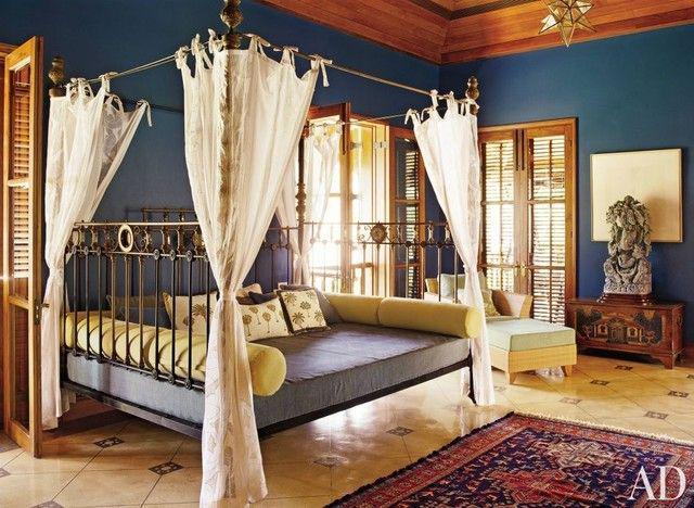 รูปภาพ:http://cdn.decoist.com/wp-content/uploads/2017/02/Metallic-four-poster-bed-in-a-bohemian-bedroom.jpeg