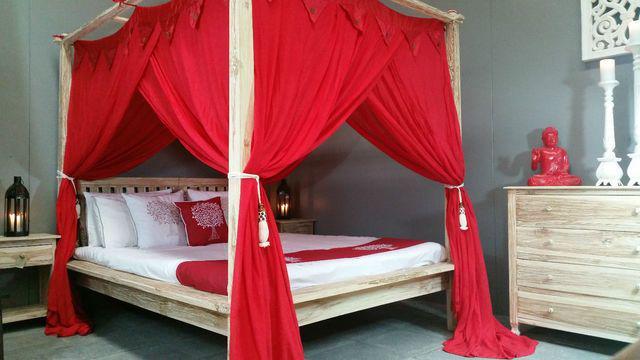 รูปภาพ:http://cdn.decoist.com/wp-content/uploads/2017/02/Boho-bedroom-with-bright-red-canopy-and-wooden-four-poster-bed-.jpeg
