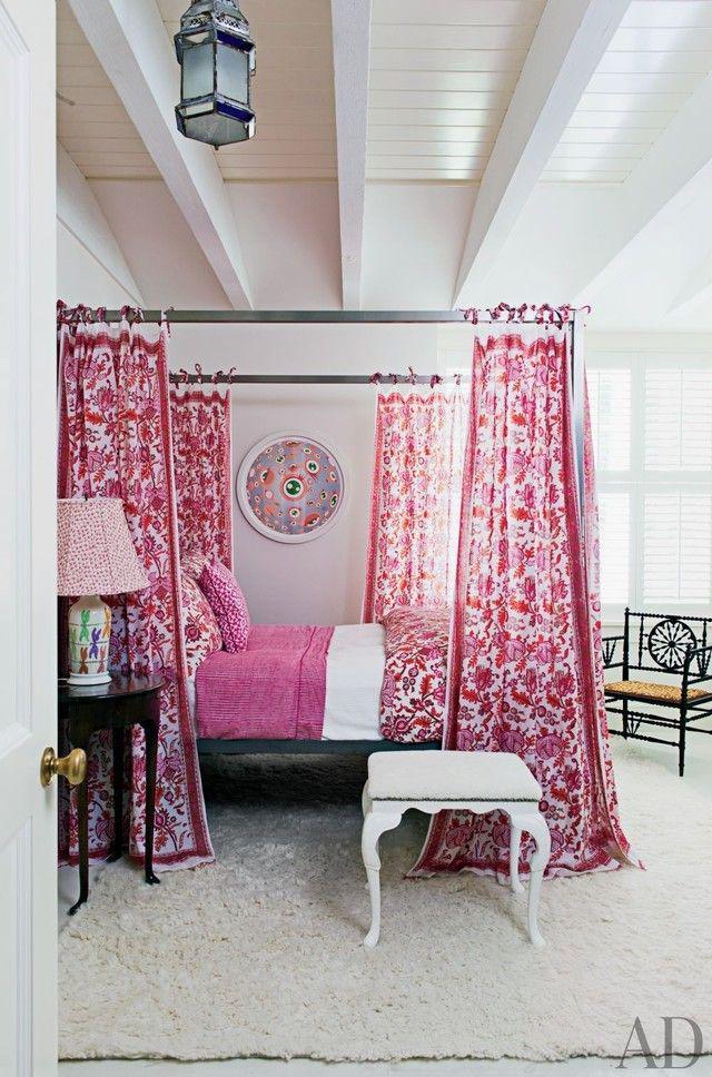 รูปภาพ:http://cdn.decoist.com/wp-content/uploads/2017/02/Boho-pink-four-poster-bed-as-the-centerpiece-of-the-room-.jpeg