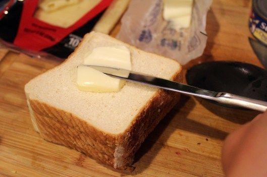 รูปภาพ:https://i2.wp.com/funnyloveblog.com/wp-content/uploads/2012/08/spread-butter-over-all-bread.jpg?resize=529%2C352