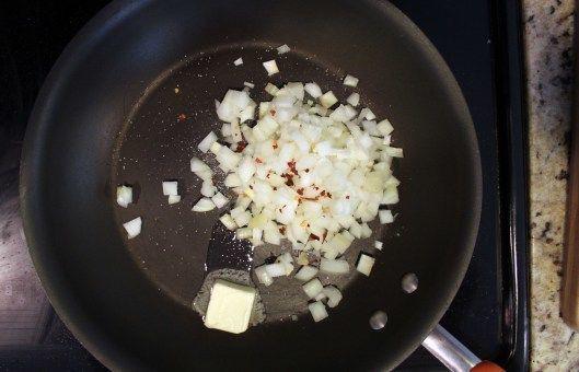 รูปภาพ:https://i1.wp.com/funnyloveblog.com/wp-content/uploads/2012/08/start-onions-in-butter-salt-pepper.jpg?resize=529%2C340