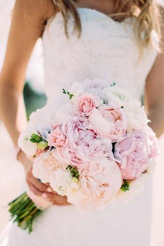 รูปภาพ:http://d2ktfdr1kgdrl7.cloudfront.net/20151113050042/soft-pink-wedding-bouquets-to-fall-in-love-with-cluney-photo-334x500.jpg