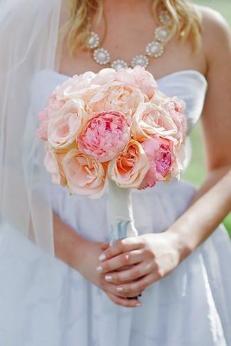 รูปภาพ:http://d2ktfdr1kgdrl7.cloudfront.net/20160316125511/soft-pink-wedding-bouquets-to-fall-in-love-with-larissa-nicole-photography-1-334x500.jpg