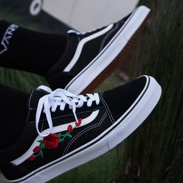 ตัวอย่าง ภาพหน้าปก:ส่องแฟชั่น สายฝ รองเท้า Vans Old Skool ติด Rose Patch เก๋ๆ ชิค ไม่ซ้ำใคร