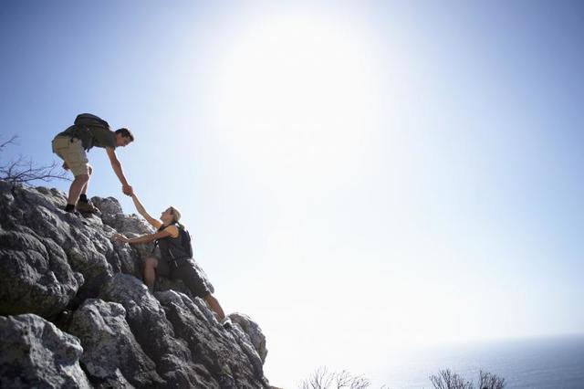 รูปภาพ:https://var.ge/storage/rock-climbing-couple-ascending-rock-in-bright-sunlight-man-offering-woman-helping-hand-side-view.jpg