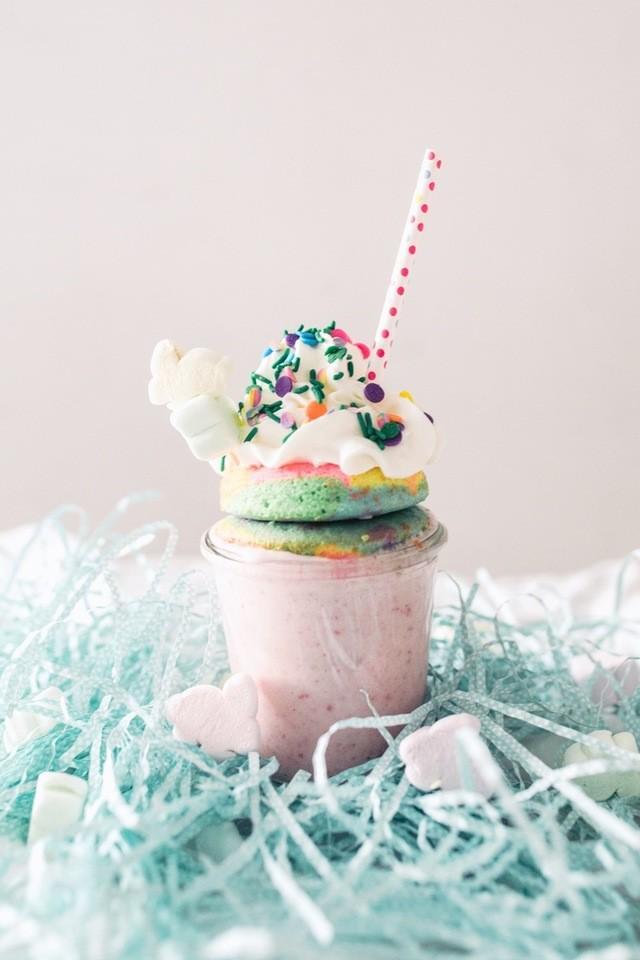 รูปภาพ:https://images.britcdn.com/wp-content/uploads/2017/03/StrawberryFreakshakes-NW-3.jpg?fit=max&w=800