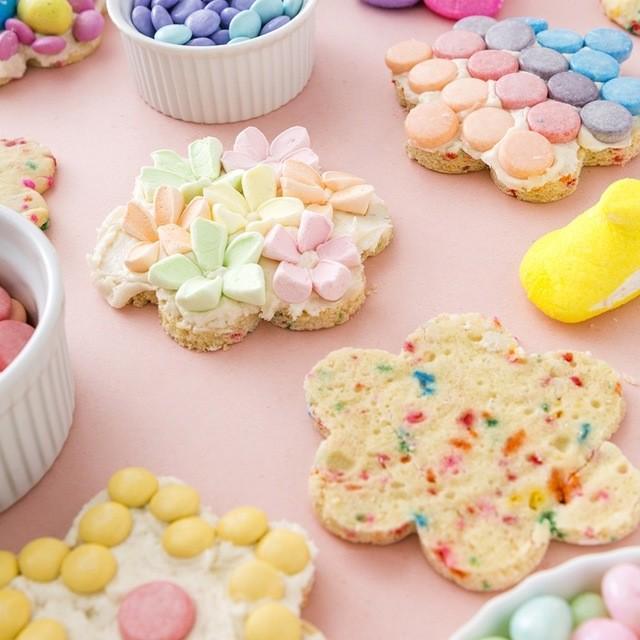 ภาพประกอบบทความ Funfetti Sugar Cookie สูตรคุกกี้สีรุ้งฉบับไม่ซ้ำใคร น่ารักมุ้งมิ้งแถมอร่อยเพลินเกินห้ามใจสุดๆ