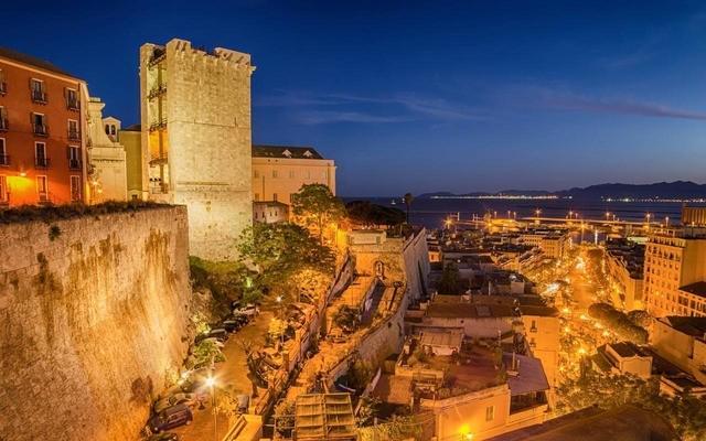 รูปภาพ:http://www.telegraph.co.uk/content/dam/Travel/Destinations/Europe/Italy/Sardinia/Sardinia---Nightlife---Calgari-sunset-xlarge.jpg