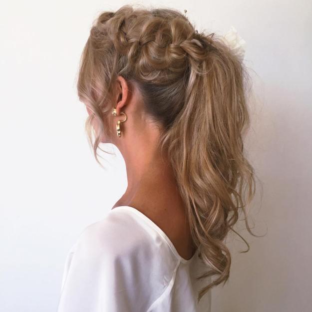 รูปภาพ:http://i1.wp.com/therighthairstyles.com/wp-content/uploads/2017/03/5-messy-ponytail-with-a-side-braid.jpg?zoom=1.25&resize=500%2C500