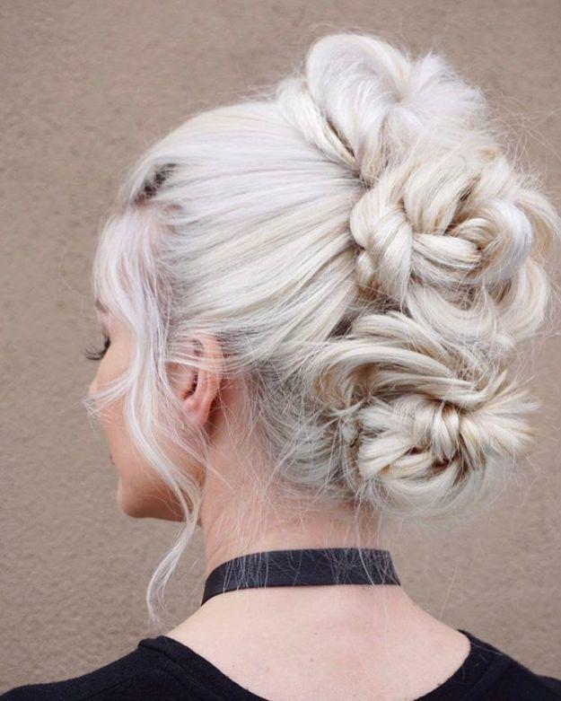 รูปภาพ:http://i0.wp.com/therighthairstyles.com/wp-content/uploads/2017/03/8-3-buns-mohawk-updo.jpg?zoom=1.25&resize=500%2C625