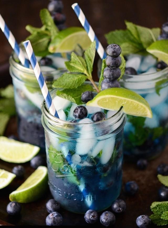 รูปภาพ:https://images.britcdn.com/wp-content/uploads/2015/08/Blueberry-Mojito-1-logo.jpg?fit=max&w=800